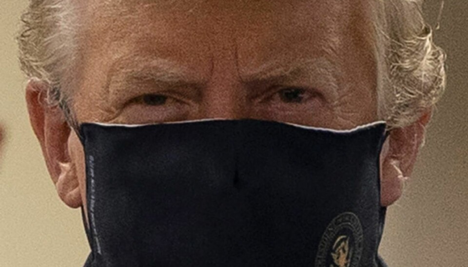 USAs præsident Donald Trump bærer her ansigtsmaske for første gang i offentligheden. KLIK VIDERE OG SE FLERE BILLEDER AF TRUMP MED MASKE PÅ. Foto: Scanpix. USAs præsident Donald Trump bærer her ansigtsmaske for første gang i offentligheden. KLIK VIDERE OG SE FLERE BILLEDER AF TRUMP MED MASKE PÅ. Foto: Scanpix.