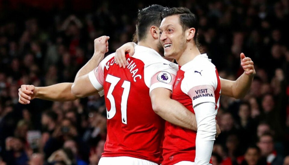 Knivmænd ville stjæle fodboldstjernes bil Kolasinac og Özil er holdkammerater i Arsenal. Foto: Scanpix