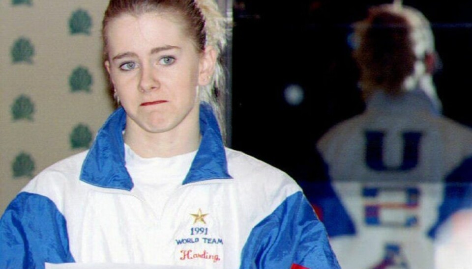 Skurk fylder 50 år Tonya Harding i 1994, da hun læser op af en forberedt erklæring til pressen og erkender, at hun undlod at fortælle myndighederne, hvad hun vidste om overfaldet på rivalen Nancy Kerrigan. Den 12. november fylder Harding 50 år. – Foto: Craig Strong/Ritzau Scanpix.