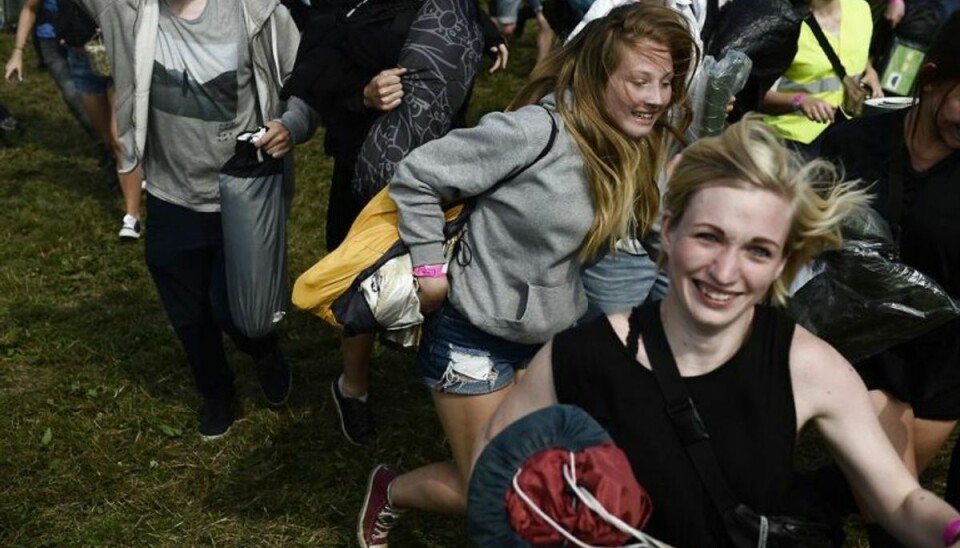 Festivalgæster i spurt vælter ind i Roskilde