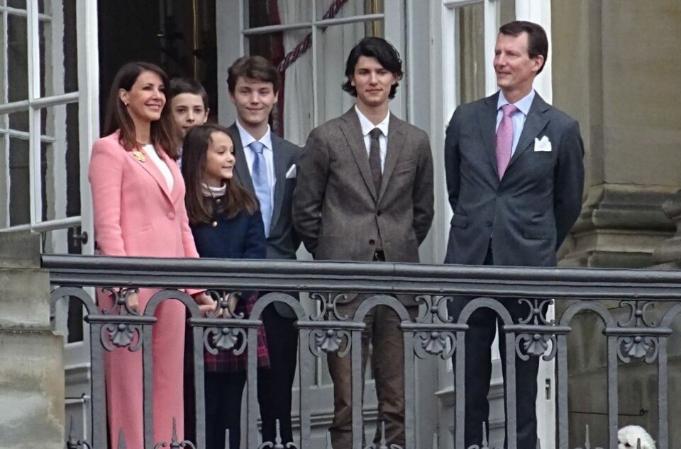 Grev Nikolai ses her sammen med prins Joachim og prinsesse Marie samt sine søskende på balkonen på Amalienborg