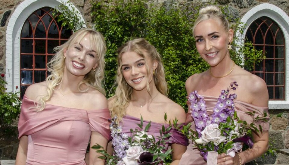 De tre nære veninder Jenna Bagge, Asta Bjørk og Mille Funk ses her som brudepiger ved Morten Kjeldgaards og Frederik Hauns bryllup i maj måned i år.