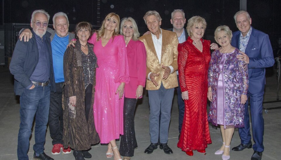 Søren Bundgaard, nummer to fra venstre, ses her sammen med Jørgen Olsen, Kirsten Siggaard, Lise Haavik, Gry Johansen, Jørgen de Mylius, Søren Poppe, Birthe Kjær samt Hilda og Keld Heick ved Hyldest til Musik Grand Prix i Jyske Bank Boxen i Herning