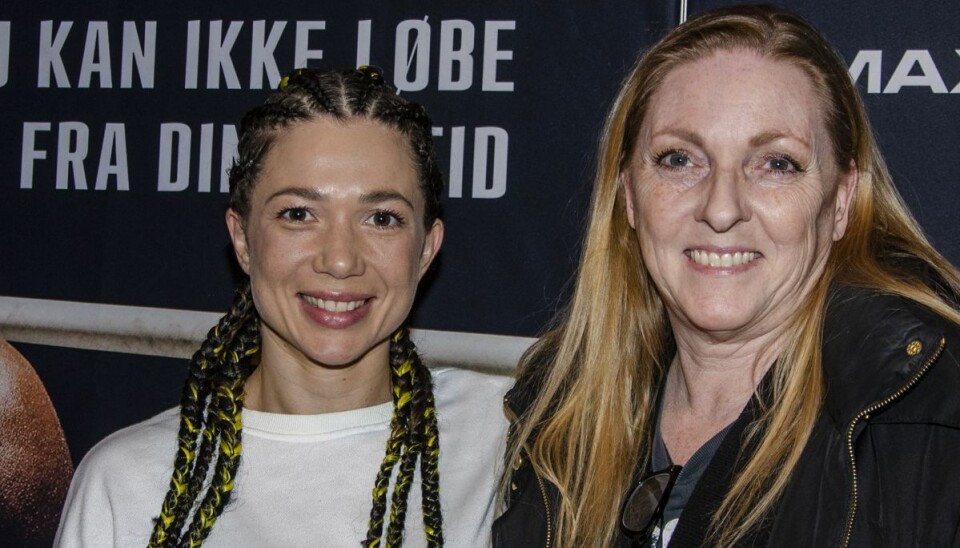 Sarah Mahfoud tager sit første skridt tilbage mod VM-tronen 12. oktober. Her er hun sammen med promotor Bettina Palle.