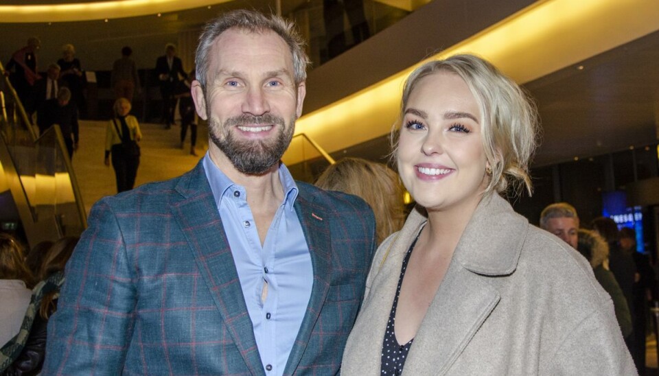 Mark Abildhauge og Julia Sofia danner fortsat par efter et års tid sammen. Nu er de klar til en ferierejse, men bor fortsat hver for sig.