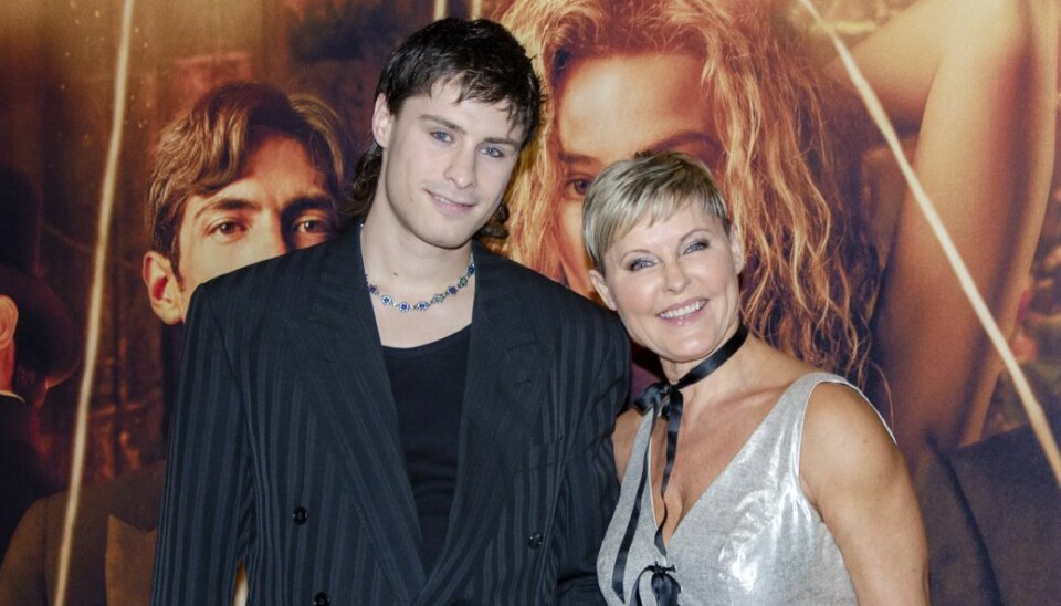 Line Baun Danielsen med musikersønnen Emil Bartram på den røde løber. Faren er fodboldspilleren Jan Bartram.