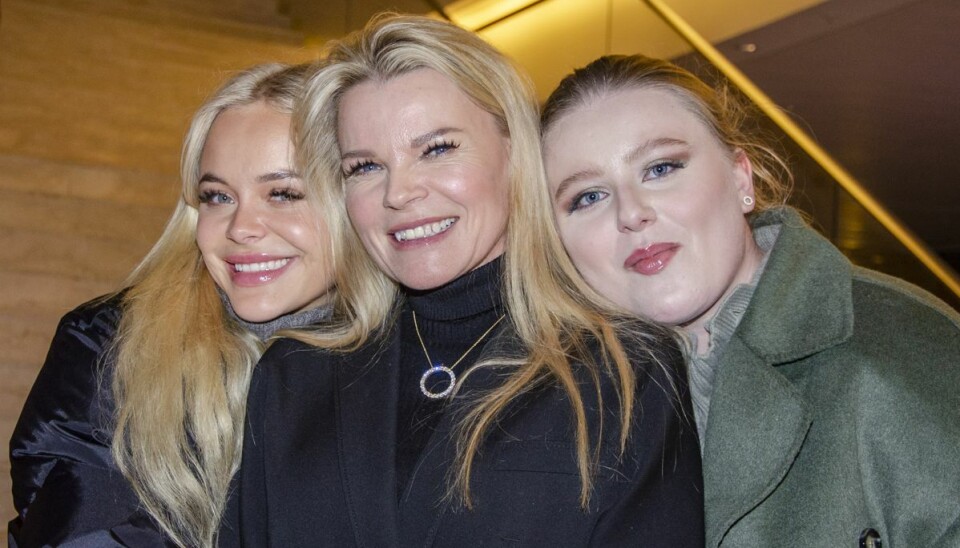 Katerina Pitzner omgivet af to af sine tre døtre på sin 52-års fødselsdag i Operaen. De kærlige piger er Elvira og Ophelia.