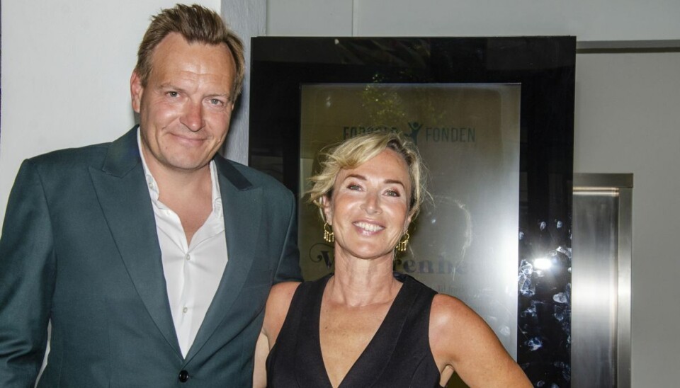 Natasja Crone og Rasmus Tantholdt skåler til midnat og så er det slut for hendes vedkommende.