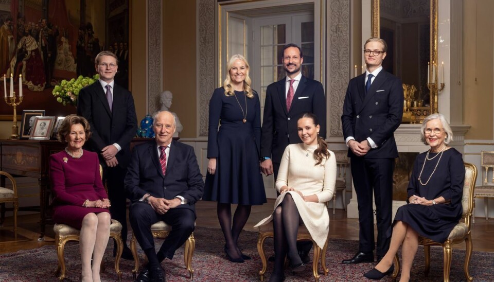 Marius Borg Høiby ses her sammen med sin mor samt kronprins Haakon og sin halvsøster prinsesse Ingrid Alexandra.