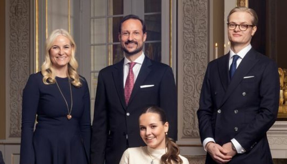 Marius Borg Høiby ses her sammen med sin mor samt kronprins Haakon og sin halvsøster prinsesse Ingrid Alexandra.