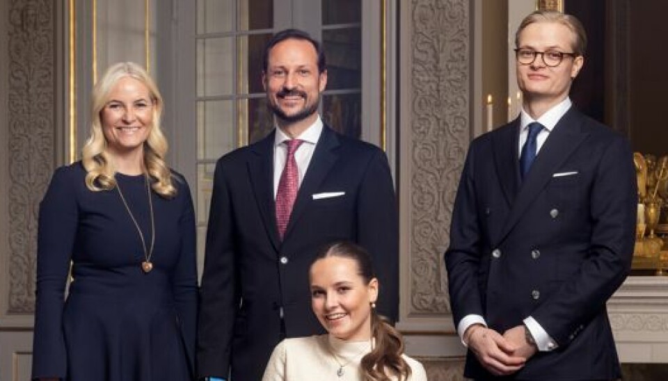 Marius Borg Høiby ses her sammen med sin mor samt kronprins Haakon og sin halvsøster prinsesse Ingrid Alexandra.