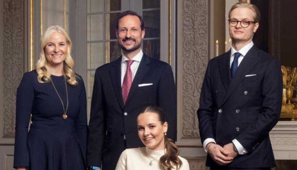 Marius Borg Høiby ses her sammen med sin mor samt kronprins Haakon og sin halvsøster prinsesse Ingrid Alexandra.