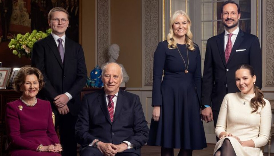 Det norske kongepar ses her sammen med kronprins Haakon og kronprinsesse Mette-Marit samt deres to fælles børn, prinsesse Ingrid Alexandra og prins Sverre Magnus.