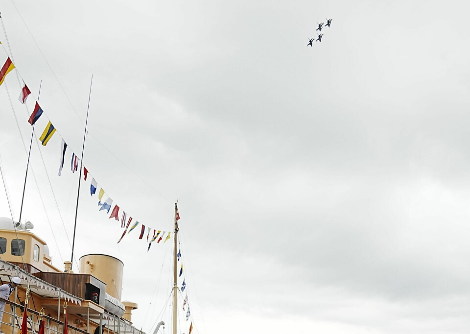 De fire F-16 jagerfly buldrer hen over Kongeskibet Dannebrog