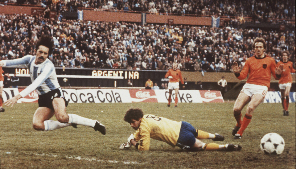 Jan jongbloed, liggende, ses her i aktion i VM-finalen mod Argentina i 1978, som Holland tabte 3-1