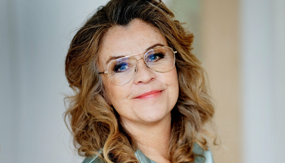 Mette Vibe Utzon blev uddannet journalist i 1992. Gennem sin karriere har hun blandt andet været nyhedsvært på TV 2 News, TV 2 Lorry og TV 2 Nyhederne. Senest var Mette Vibe Utzon ansat på DR. (PR-foto). Mette Vibe Utzon blev uddannet journalist i 1992. Gennem sin karriere har hun blandt andet været nyhedsvært på TV 2 News, TV 2 Lorry og TV 2 Nyhederne. Senest var Mette Vibe Utzon ansat på DR. (PR-foto).