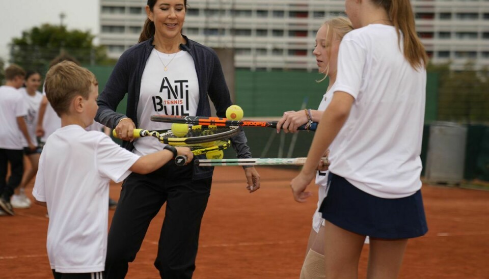 Antibulli Tennis har til formål at fremme følelsen af sammenhold og bekæmpe mobning i børnetennis. Blandt andet via konkrete råd og øvelser til træningen.