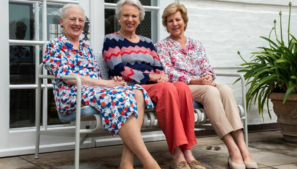 Dronning Margrethe ses her på Gråsten Slot i 2021 sammen med sine to yngre søstre, prinsesse Benedikte i midten og dronning Anne-Marie til højre i billedet.