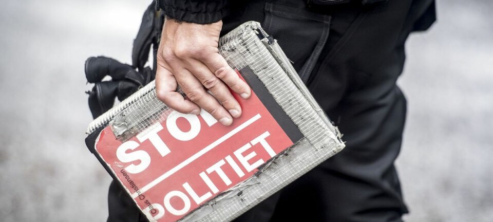 Betjente konfiskerer bil efter biljagt