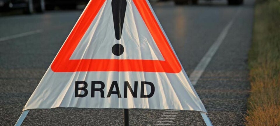 Helt spærret: Lastbil i brand på motorvej